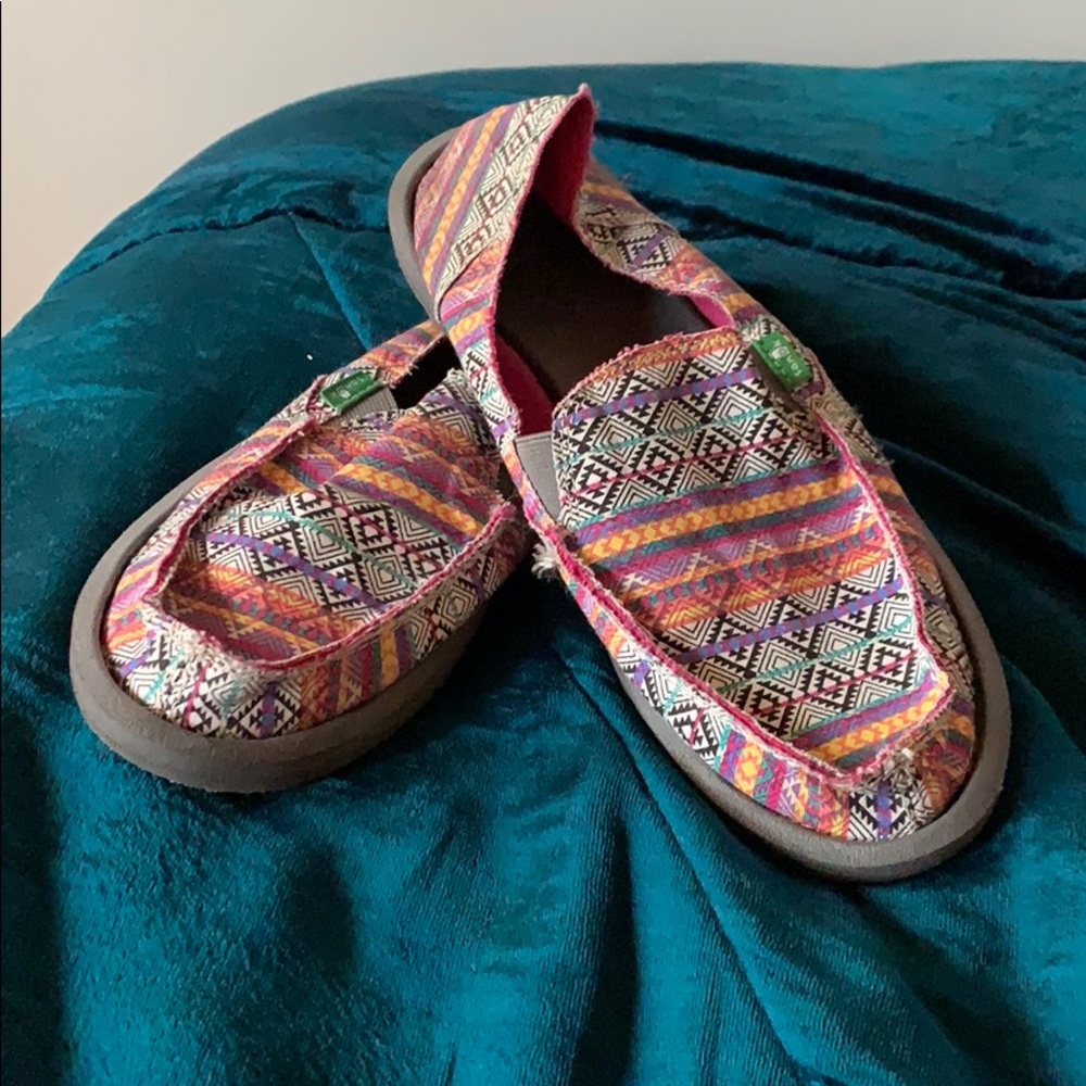 SANUK colorful triangle pattern sanuks